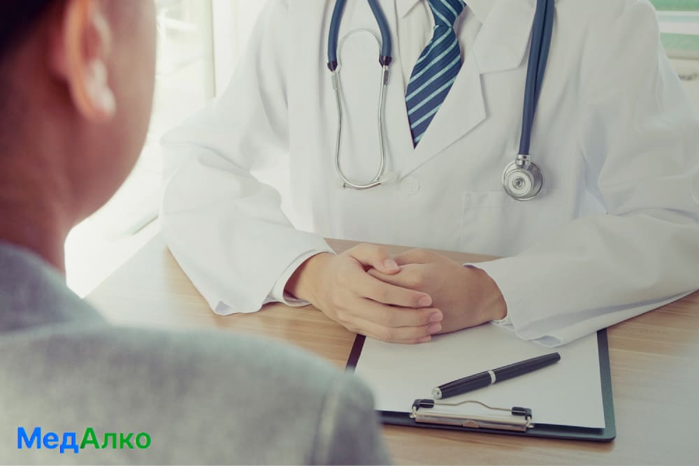 Пациент на приеме у врача в клинике "МедАлко"